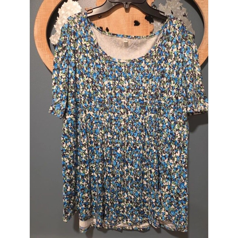 Woman's pleated short sleeve dressy blouse. 2xl